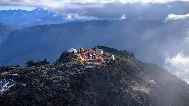 一人身体不适吃布洛芬结果陷入深度昏迷澳门新葡京入口4人重装徒步梅里东坡(图3) 一人身体不适吃布洛芬结果陷入深度昏迷澳门新葡京入口4人重装徒步梅里东坡(图3)